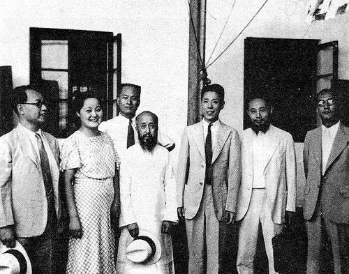 1937年7月31日，全国各界救国联合会7人获释前在监狱里的合影。左起：王造时、史良、章乃器、沈钧儒、沙千里、李公朴、邹韬奋。史称“七君子”。