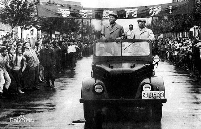 1958年“大跃进”期间，毛泽东视察安徽，曾希圣陪同……