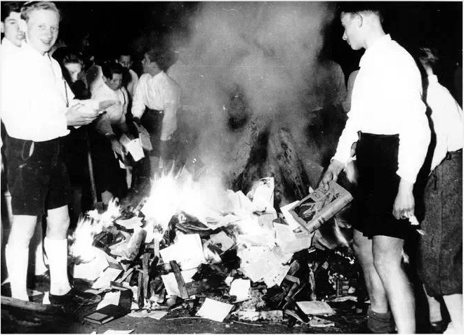 德国纳粹之“焚书”，以禁锢思想，一统意识形态